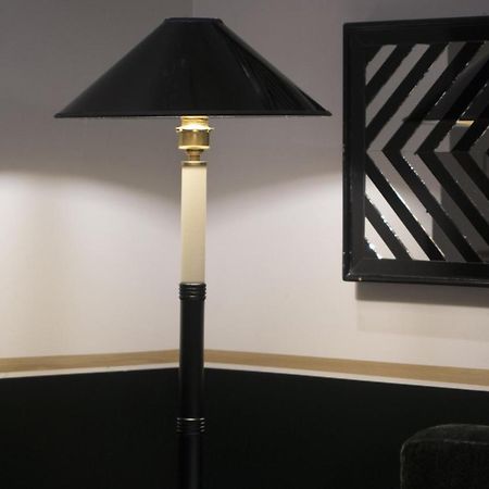 Monsieur George Hotel & Spa - Champs-Elysees Paris Exterior photo Floor lamp