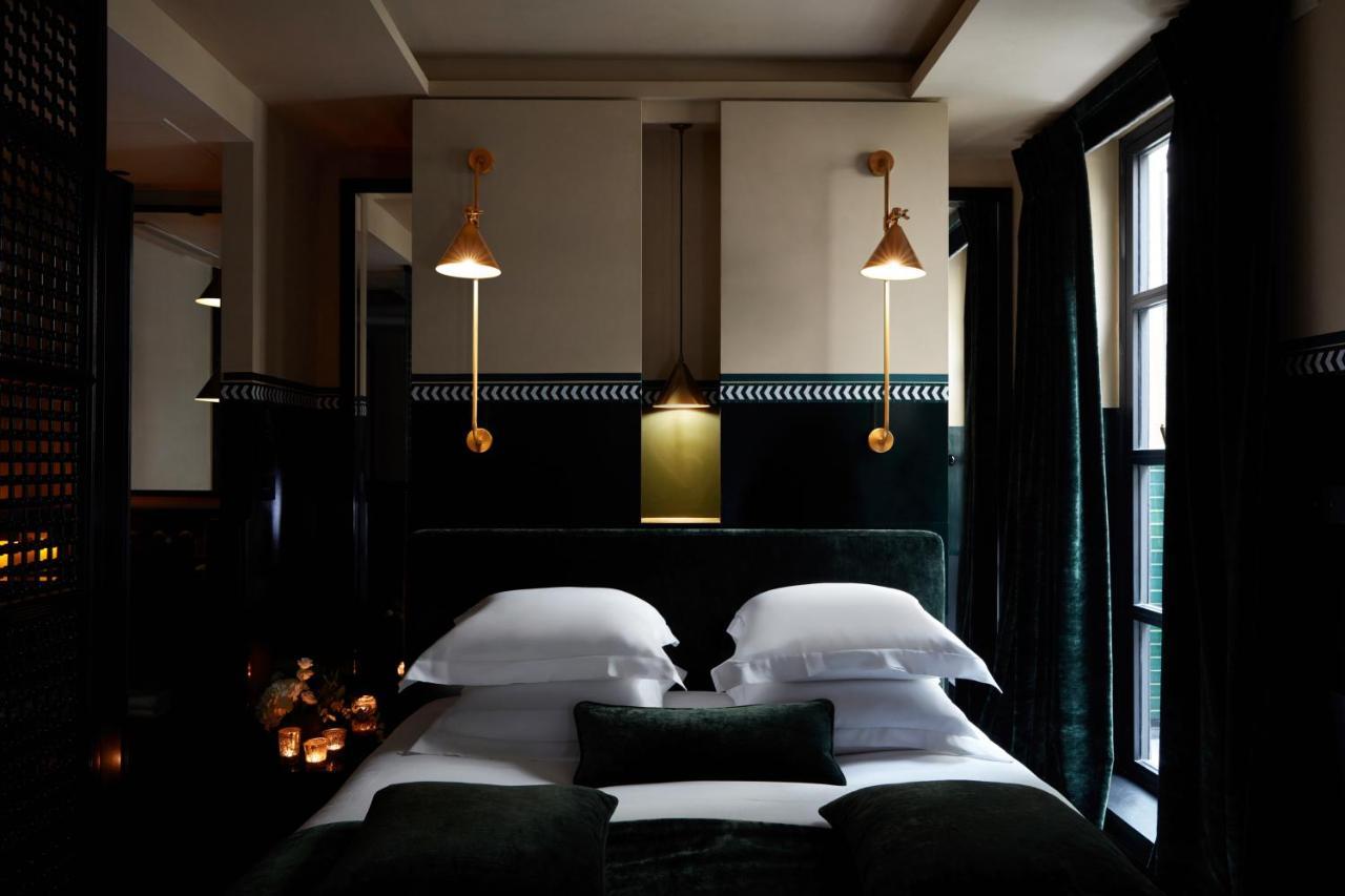 Monsieur George Hotel & Spa - Champs-Elysees Paris Exterior photo The bedroom of the suite