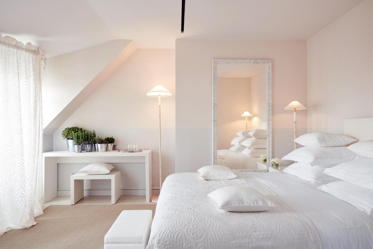 Monsieur George Hotel & Spa - Champs-Elysees Paris Exterior photo A bedroom in the Hotel de l'Europe