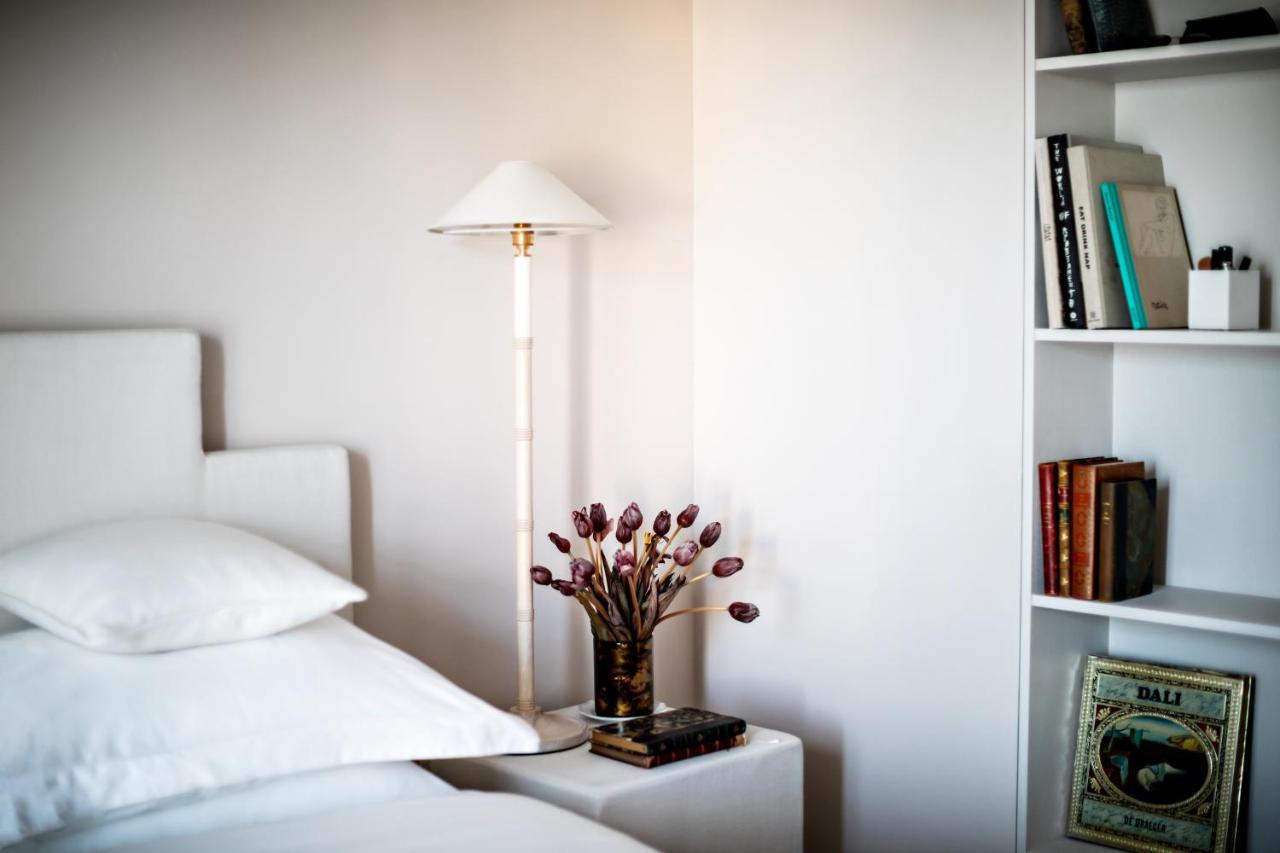 Monsieur George Hotel & Spa - Champs-Elysees Paris Exterior photo A floor lamp