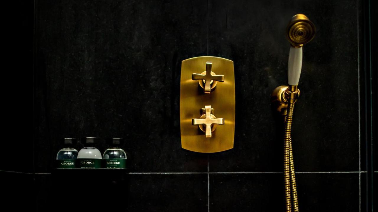Monsieur George Hotel & Spa - Champs-Elysees Paris Exterior photo A shower