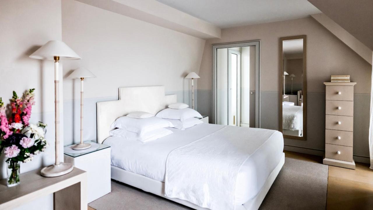 Monsieur George Hotel & Spa - Champs-Elysees Paris Exterior photo A bedroom at the hotel