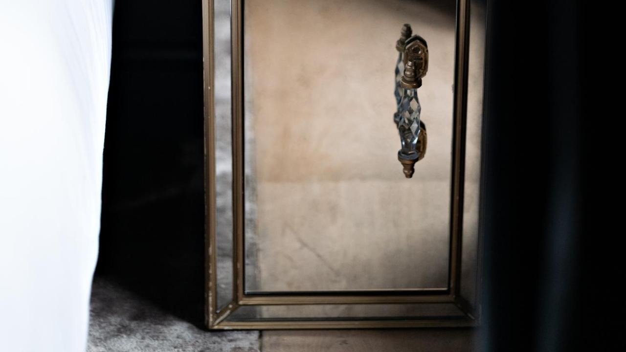 Monsieur George Hotel & Spa - Champs-Elysees Paris Exterior photo A door knocker