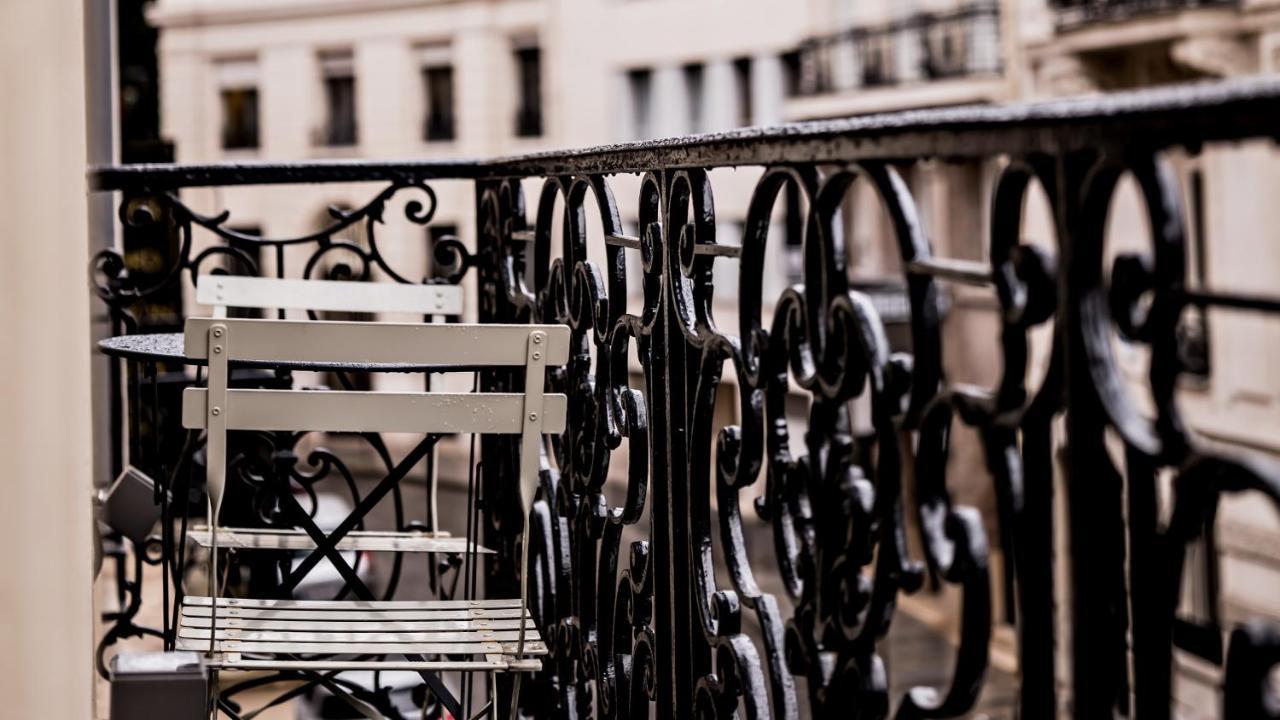 Monsieur George Hotel & Spa - Champs-Elysees Paris Exterior photo Ironwork on the balcony of a house in Paris
