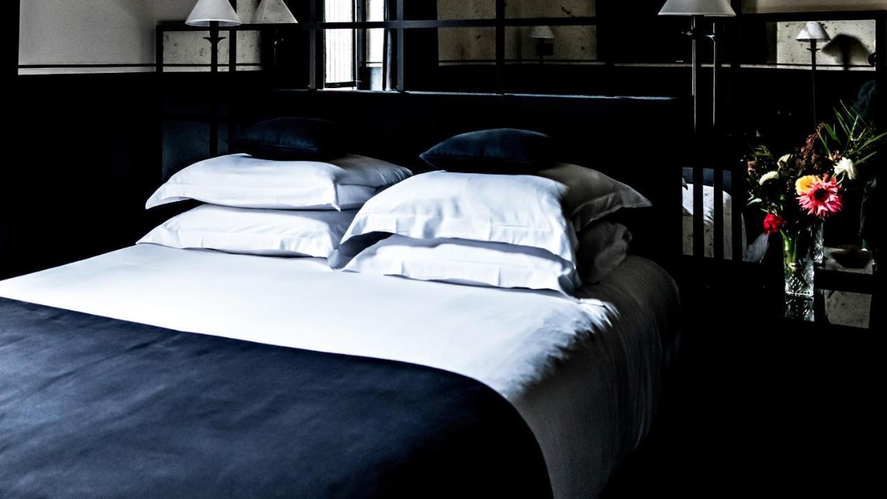 Monsieur George Hotel & Spa - Champs-Elysees Paris Exterior photo A bed with a duvet