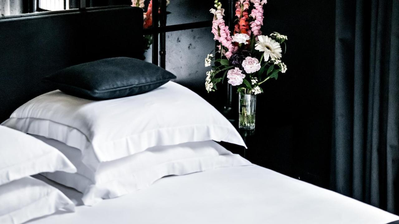 Monsieur George Hotel & Spa - Champs-Elysees Paris Exterior photo A bed with white sheets