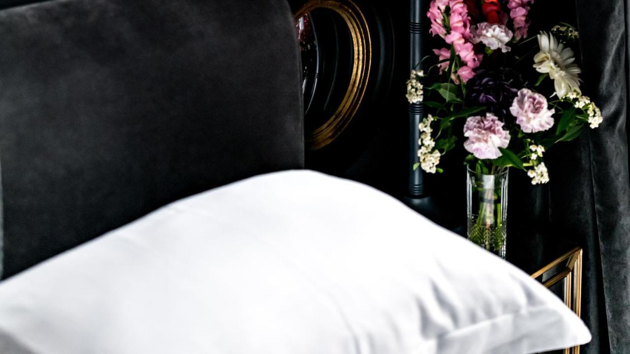 Monsieur George Hotel & Spa - Champs-Elysees Paris Exterior photo A pillow