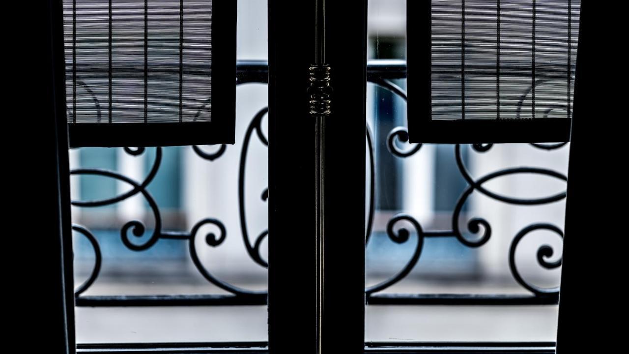 Monsieur George Hotel & Spa - Champs-Elysees Paris Exterior photo Detail of the gate