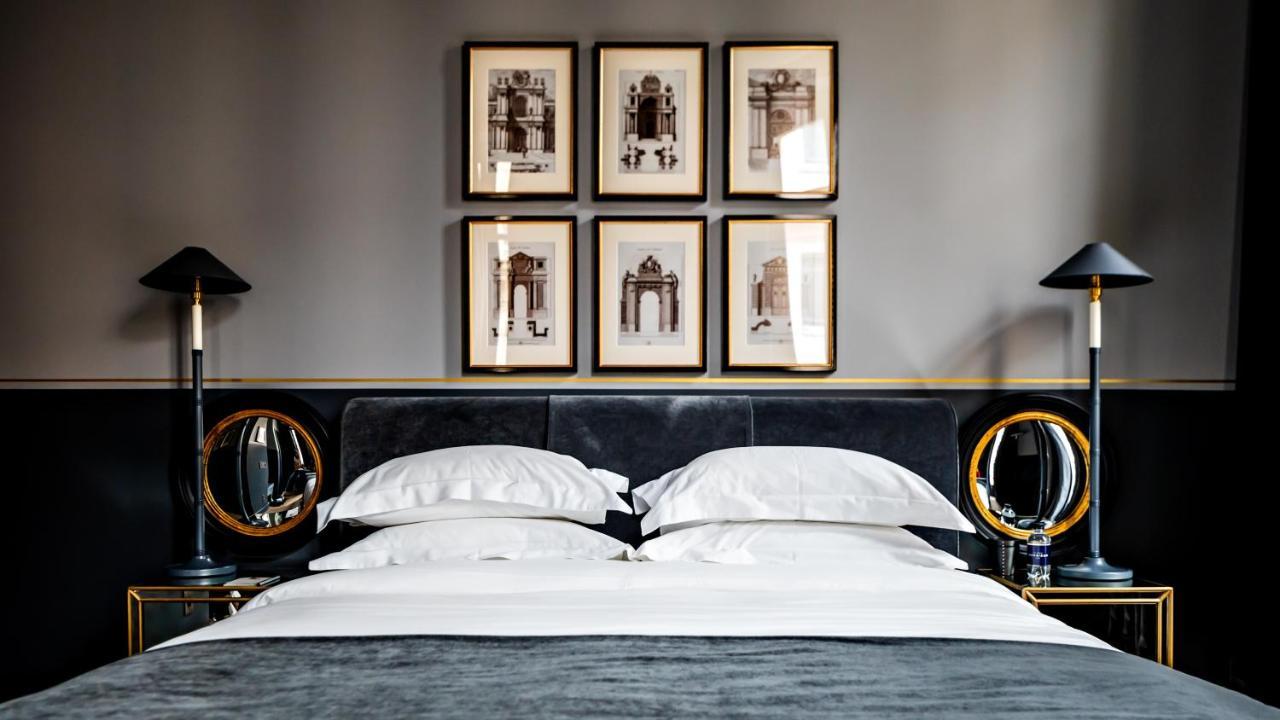 Monsieur George Hotel & Spa - Champs-Elysees Paris Exterior photo A bedroom at the Hotel de Crillon