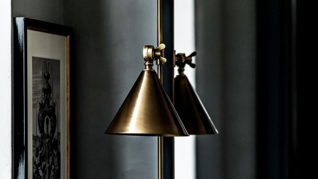 Monsieur George Hotel & Spa - Champs-Elysees Paris Exterior photo A floor lamp