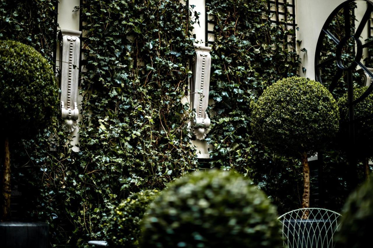 Monsieur George Hotel & Spa - Champs-Elysees Paris Exterior photo The courtyard of the hotel