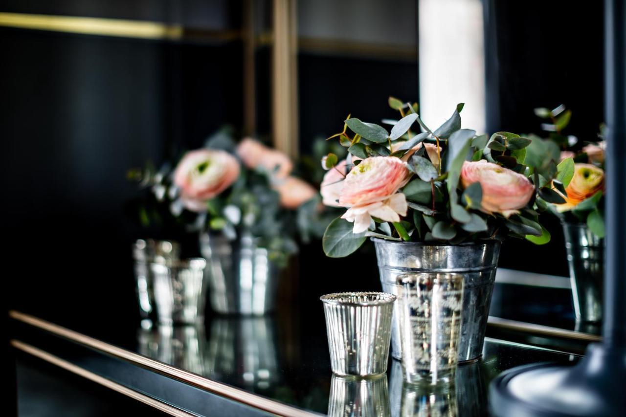 Monsieur George Hotel & Spa - Champs-Elysees Paris Exterior photo Flowers at the 2018 Nobel Prize press conference