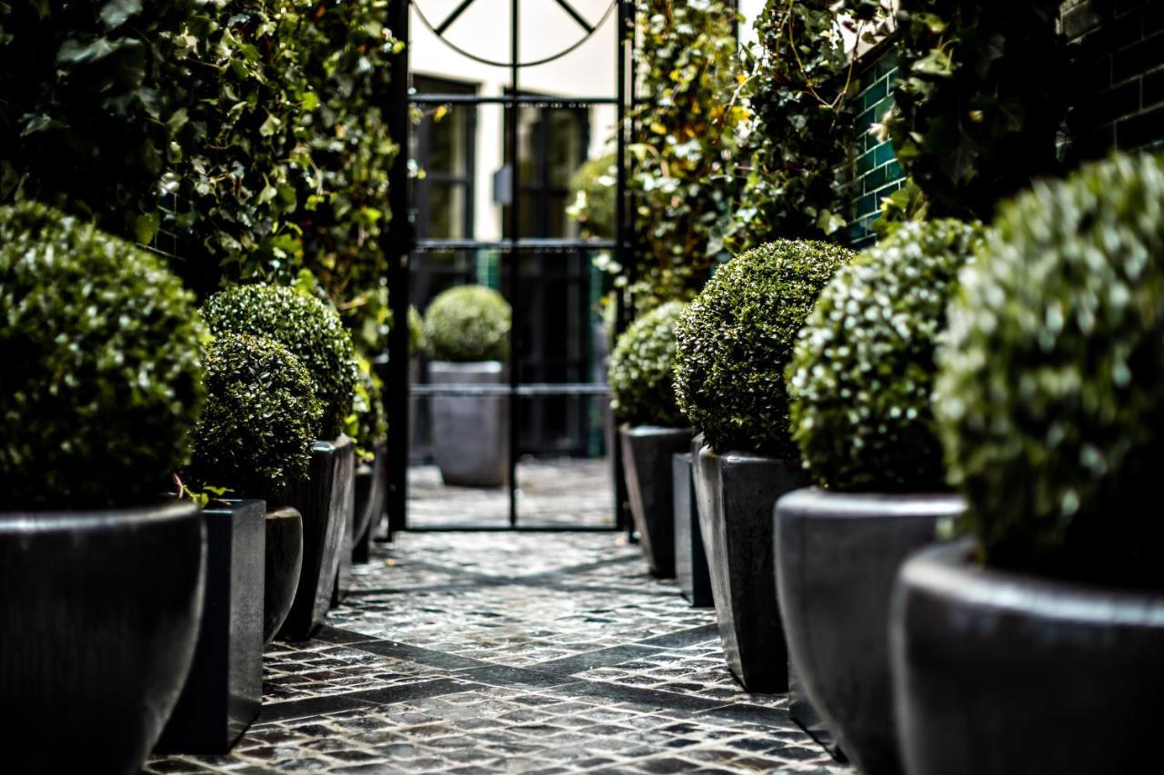 Monsieur George Hotel & Spa - Champs-Elysees Paris Exterior photo The entrance to the hotel